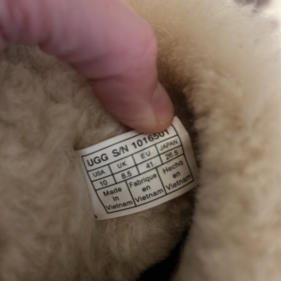 Women’s Ugg boots - Picture 3 of 3
